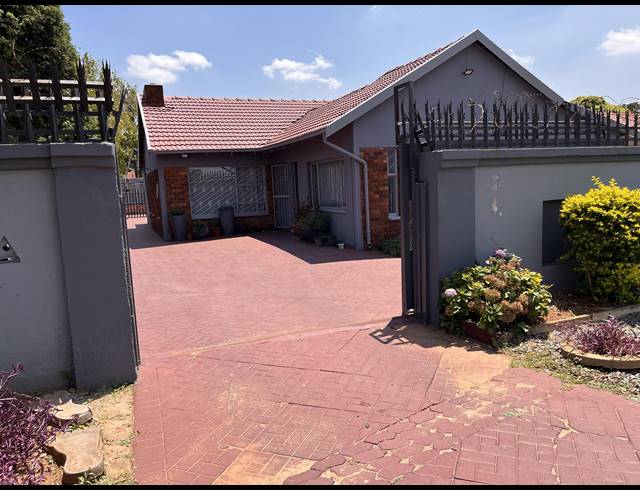 4 BEDROOM FREEHOLD FOR SALE IN MAYBERRY PARK